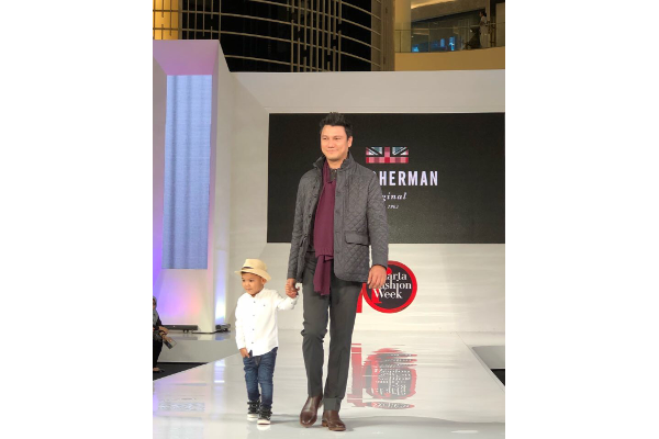 Ini Aksi Christian Sugiono dan Putranya di Atas Catwalk