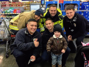 Anak 2 Tahun Ini Berbagi Hadiah untuk Petugas Damkar