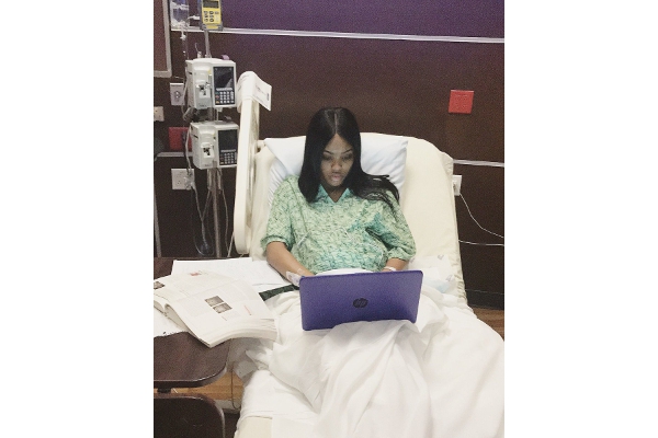 Ibu Ini Bersiap Melahirkan Sambil Belajar untuk Ujian