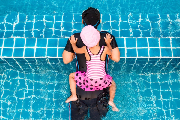 5 Kesalahan yang Membuat Anak Trauma Air