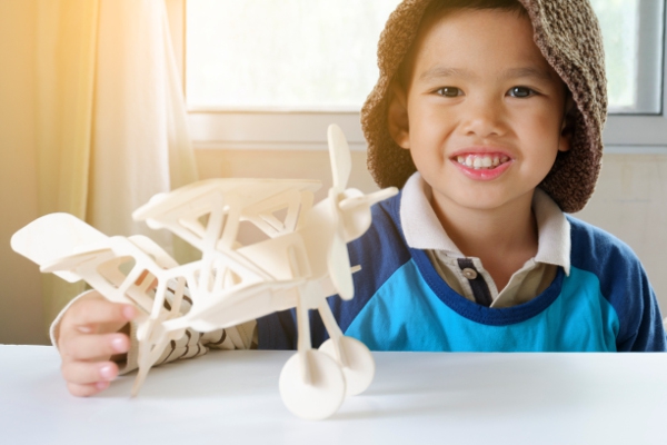 5 Tips Aman & Nyaman Liburan Naik Pesawat dengan Anak