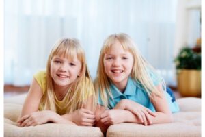 Kembar Tak Selalu Sama! Ini Kata Psikolog