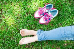 Benarkah Jalan Tanpa Sepatu Lebih Baik?