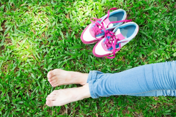 Benarkah Jalan Tanpa Sepatu Lebih Baik?