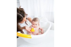 Aturan yang Tepat untuk Memandikan Bayi
