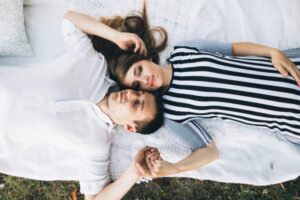 6 Posisi Seks yang Aman & Menyenangkan untuk Bumil