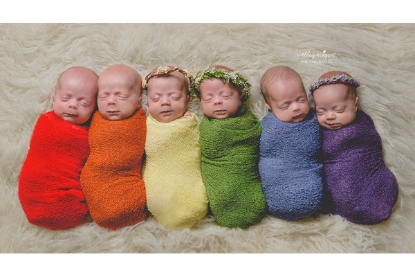 Bayi Kembar 6 Ini Foto Bareng Seperti Pelangi!