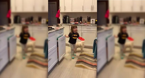 Lucunya Anak Ini, Ngerap Sambil Membereskan Makanan