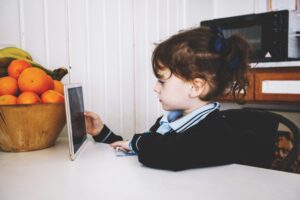 Wow! Anak Zaman Now Pakai Gadget Lebih Dari 2 Jam/Hari