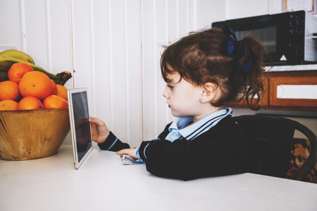 Wow! Anak Zaman Now Pakai Gadget Lebih Dari 2 Jam/Hari