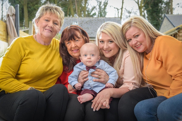 Unik! Hanya 1 Anak Laki-laki di 5 Generasi Keluarga Ini