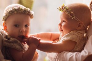 4 Tips Merawat Bayi Kembar
