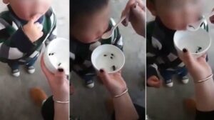 Viral, Balita Diberi Makan Kecebong Hidup Oleh Ibunya