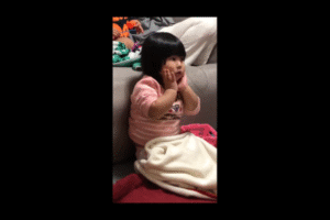 Video Lucu Balita Sembunyikan Keripik Di Bawah Selimut