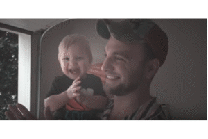 Viral: Video Ayah Kenalkan Hujan Pada Anaknya