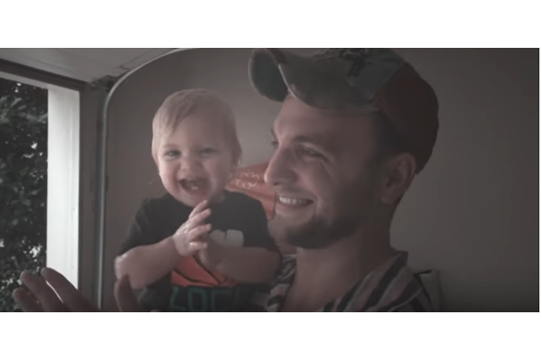 Viral: Video Ayah Kenalkan Hujan Pada Anaknya