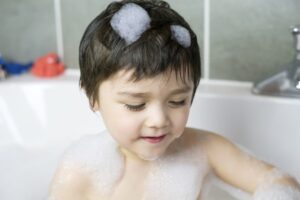 Latih Batita Mandi Sendiri