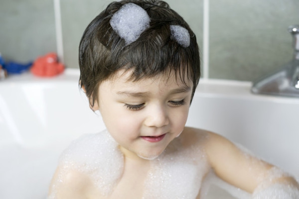 Latih Batita Mandi Sendiri