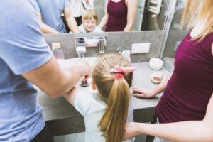 8 Hal Penting Agar Anak Aman Di Kamar Mandi