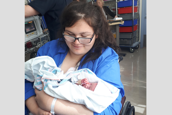 Ibu Ini Melahirkan Bayi Perempuan Di Dalam Mobil