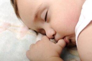 Bayi Gemar Mengisap Jempol