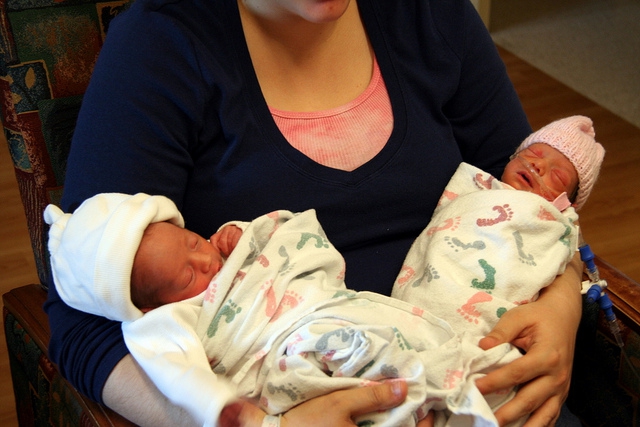 3 Hal Yang Membuat Nyaman Menyusui Si Kembar