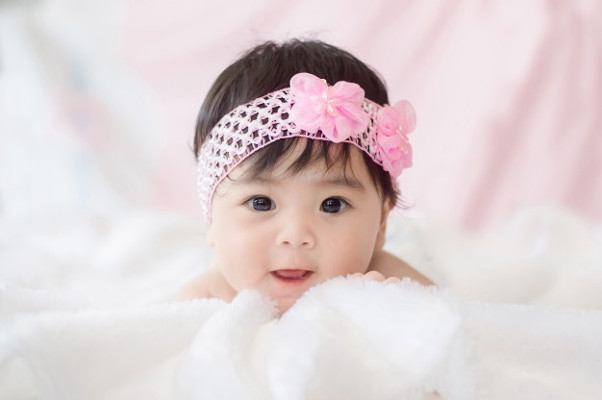 Menggunting Bulu Mata Bayi