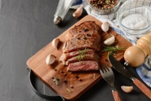 4 Alasan Bumil Tidak Boleh Makan Daging Kurang Matang