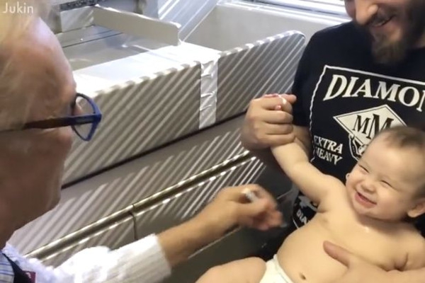 Viral: Bayi Ini Tidak Menangis Setelah Disuntik