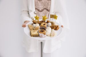 Perhatikan Ini Saat Anda Memberi Anak Kue Lebaran