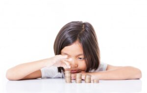 Moms, Ini Caranya Ajari Anak Kelola Uang Lebaran