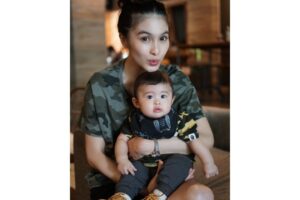 Usia Anak 6 Bulan, Sandra Dewi Ajak Si Kecil Vaksin