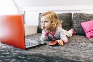 Moms, Ini Tips Menjaga Keamanan Anak di Media Sosial