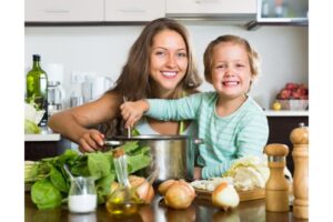 Apa Yang Bisa Anak Lakukan Saat Membantu Anda Memasak?