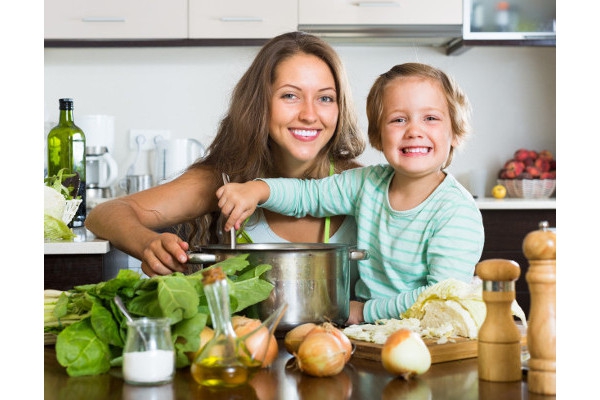 Apa Yang Bisa Anak Lakukan Saat Membantu Anda Memasak?