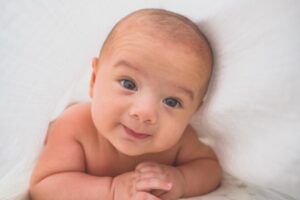 Ini Sebabnya Bayi Menyukai Anak Kecil Lain