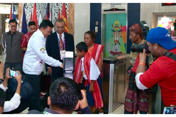 Kisah Heroik Joni Pemanjat Tiang Bendera