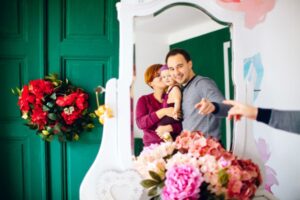 Ini Alasan Bayi Menyukai Cermin