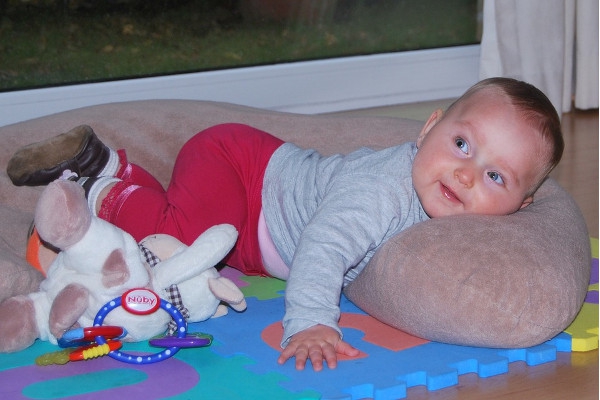 Hindari Penggunaan Bantal Bentuk U untuk Batita