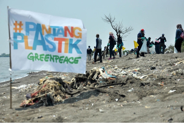 Greenpeace Ajak Bersihkan Plastik di World Cleanup Day