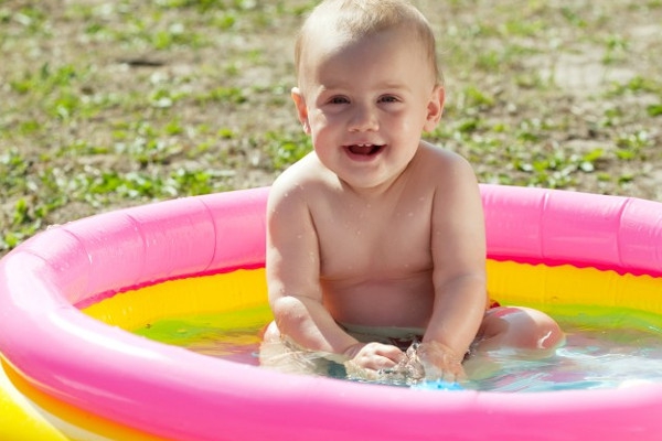 5 Tips Ajak Anak Bermain Air di Kolam Renang Plastik