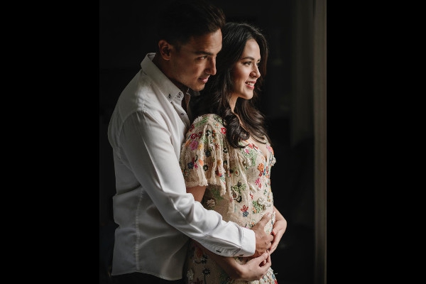 Rayakan 1 Tahun Pernikahan, Raisa Terlihat Buncit