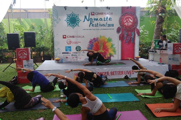 Sehat dengan Yoga di CIMB Niaga Namaste Festival 2018