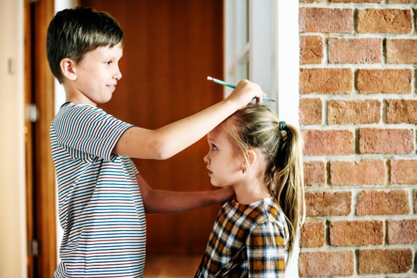 Jika Adik Suka Mengikuti Kakak, Harus Bagaimana?