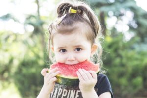 Bolehkah Anak Makan Sambil Jalan-Jalan?