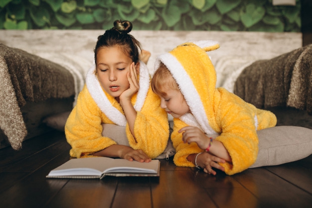 Moms, Ini 5 Tips Mengenalkan Membaca pada Anak