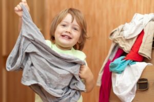 Moms, Ajarkan Anak Memakai Baju Sendiri, Yuk!