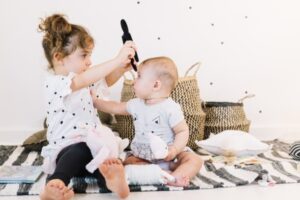 Mengatasi Kecemburuan Kakak saat Adik Lahir