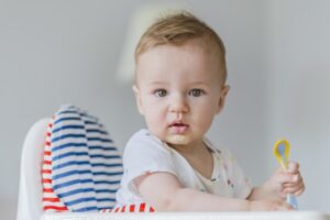 Kiat Sukses Kenalkan Baby Led Weaning pada Anak