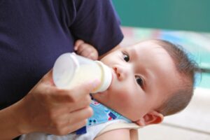 Moms, Ini 4 Cara Sterilkan Botol Susu Bayi